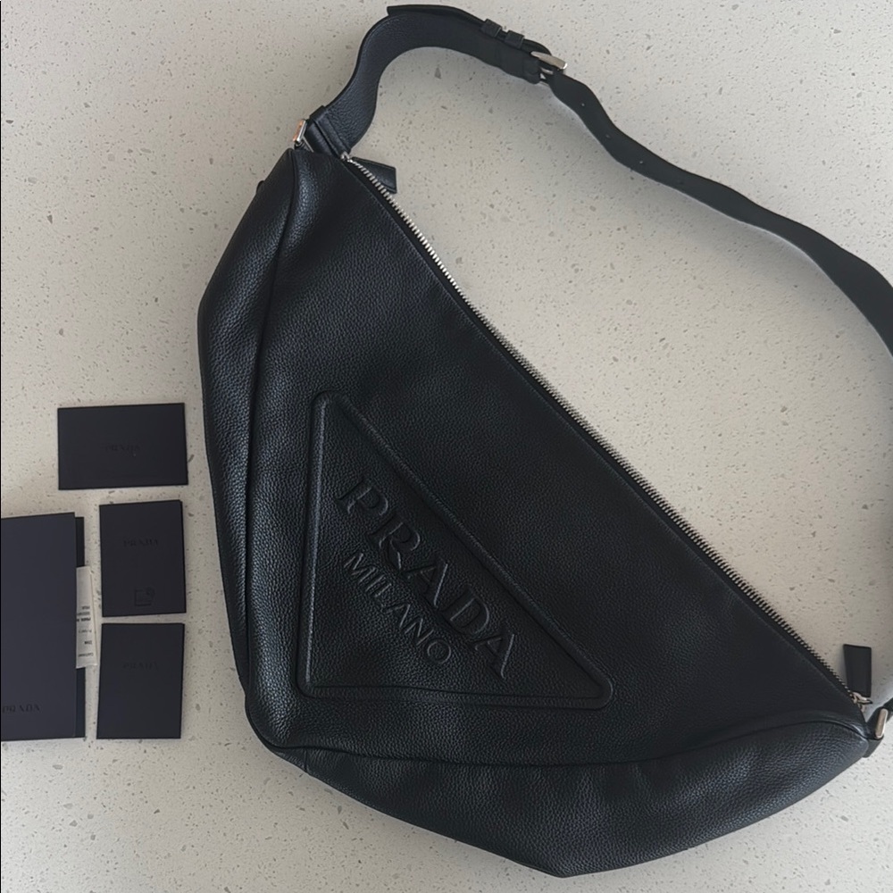Prada
Leather bag
Very good condition
Black, Leather